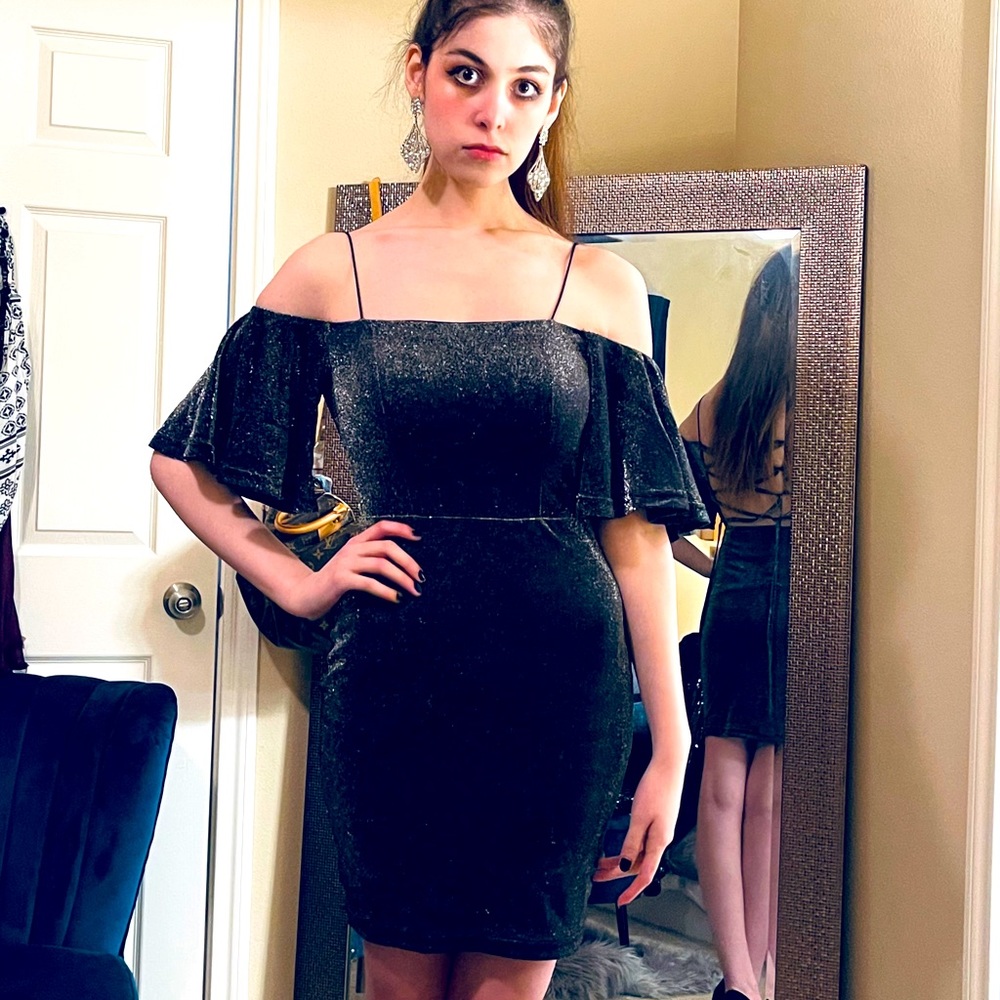 Súper cute cocktail dress! Worn just for shoot.